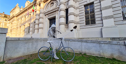 esculturas en turin en frente biblioteca nacional